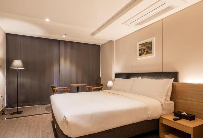 اتاق استاندارد, The First Stay