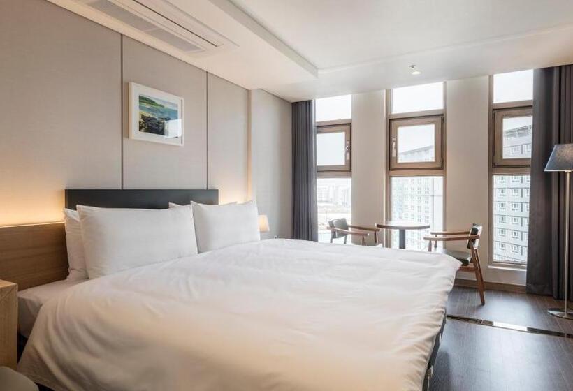 اتاق استاندارد, The First Stay