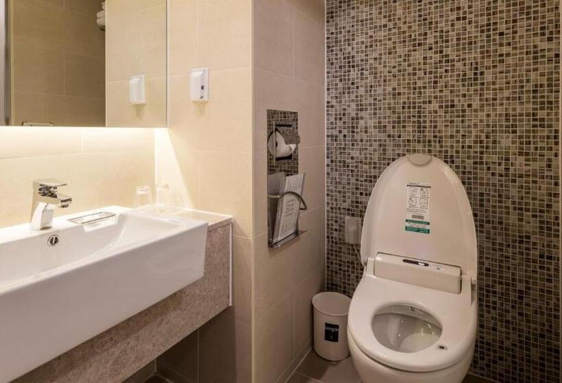 اتاق استاندارد, The First Stay