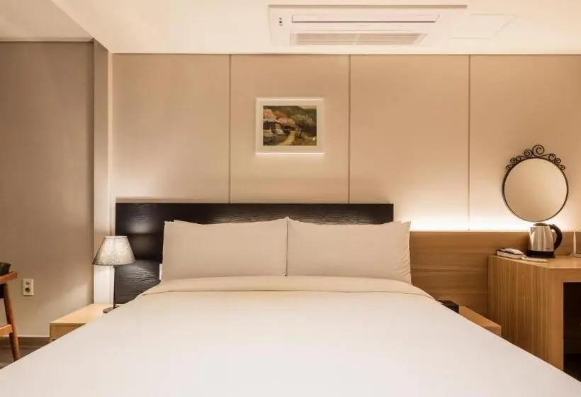 اتاق استاندارد, The First Stay