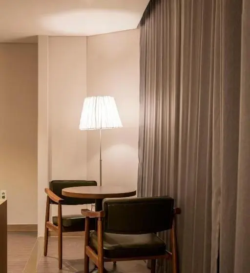 سوییت اجرایی, The First Stay