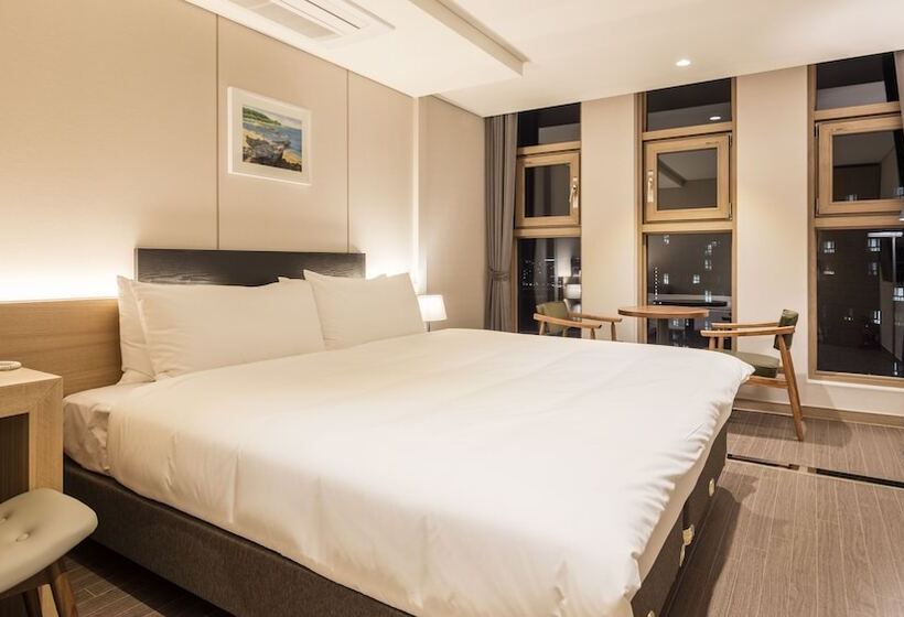 디럭스 룸, The First Stay