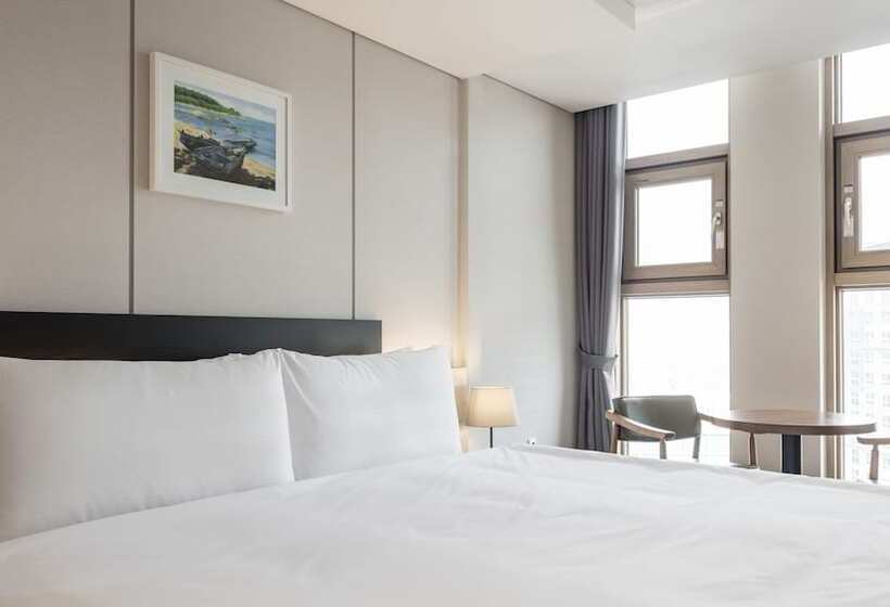 디럭스 룸, The First Stay