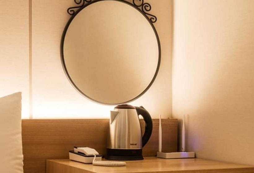 디럭스 룸, The First Stay