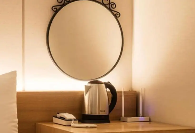 اتاق لوکس, The First Stay