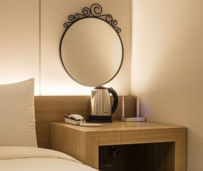 디럭스 룸, The First Stay