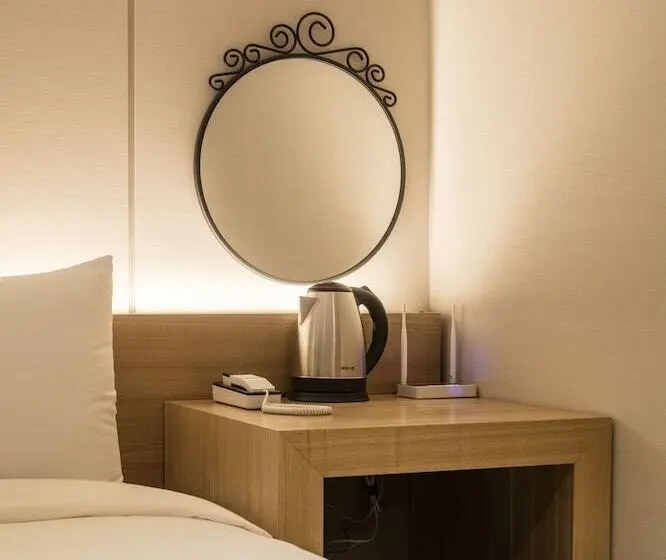 اتاق لوکس, The First Stay