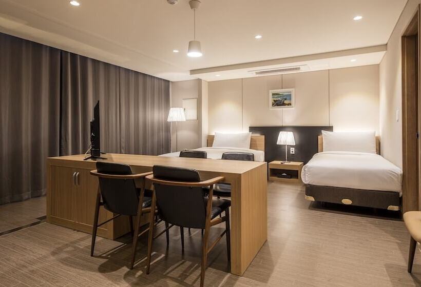 이그제큐티브 스위트, The First Stay