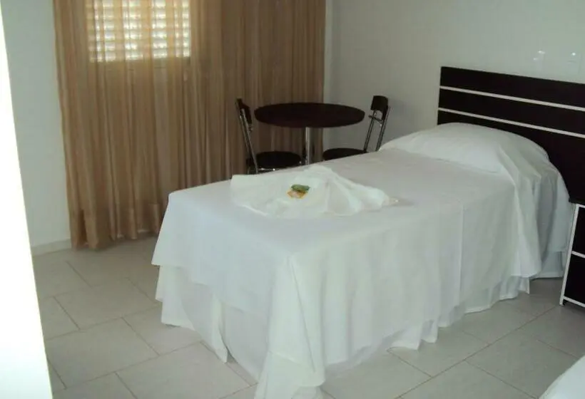 Deluxe Yhden Hengen Huone, Laf