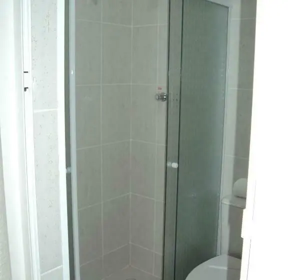 Deluxe Yhden Hengen Huone, Laf