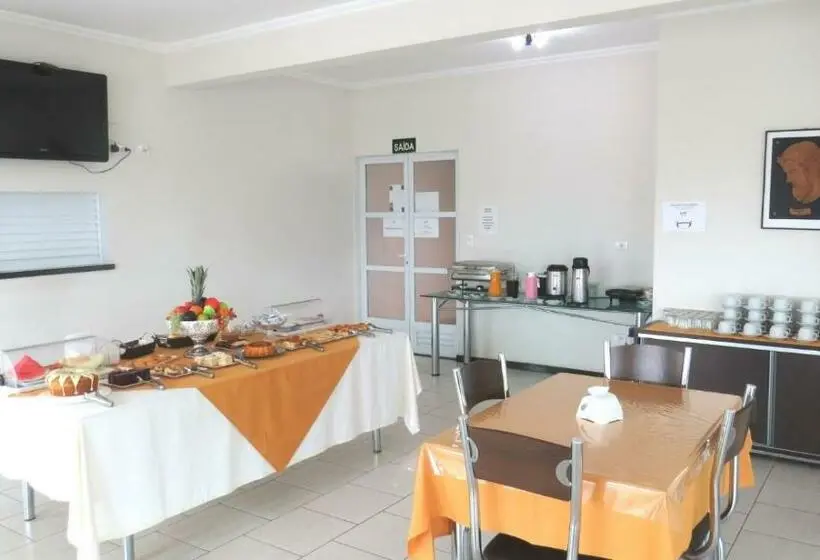 Deluxe Yhden Hengen Huone, Laf
