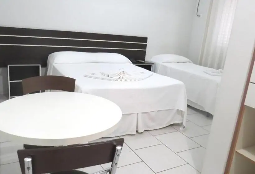 Standard Kolmen Hengen Huone, Laf