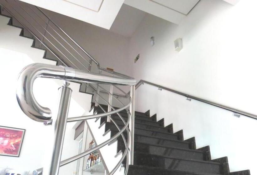 חדר סטנדרט לארבעה, Laf