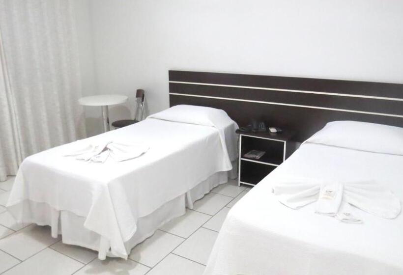 חדר סטנדרט לשלושה, Laf