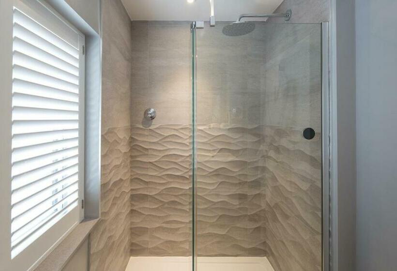 غرفة ديلوكس مطلّة علي البحر, Driftwood B&b