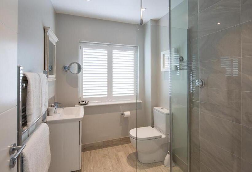 غرفة ديلوكس مطلّة علي البحر, Driftwood B&b