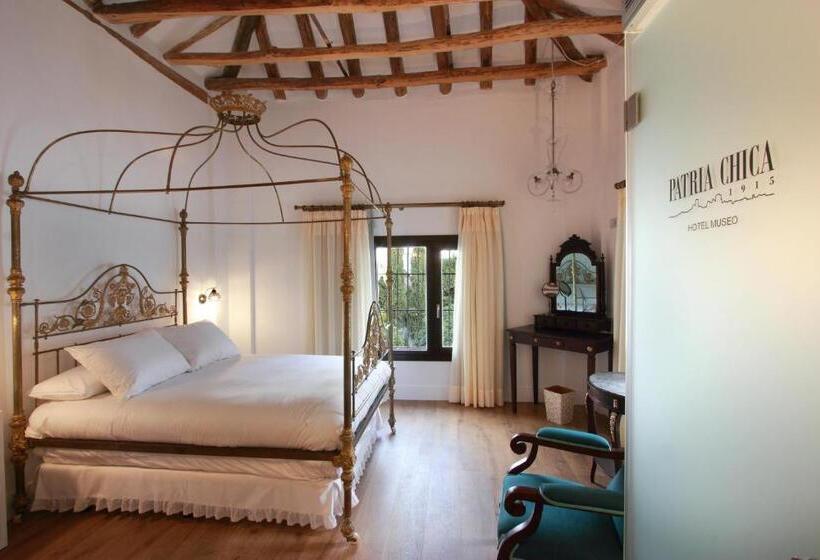 スーペリアールーム, Patria Chica