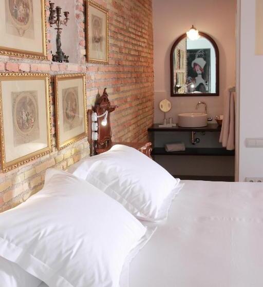 スーペリアールーム, Patria Chica