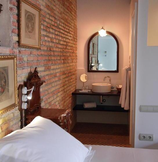 スーペリアールーム, Patria Chica