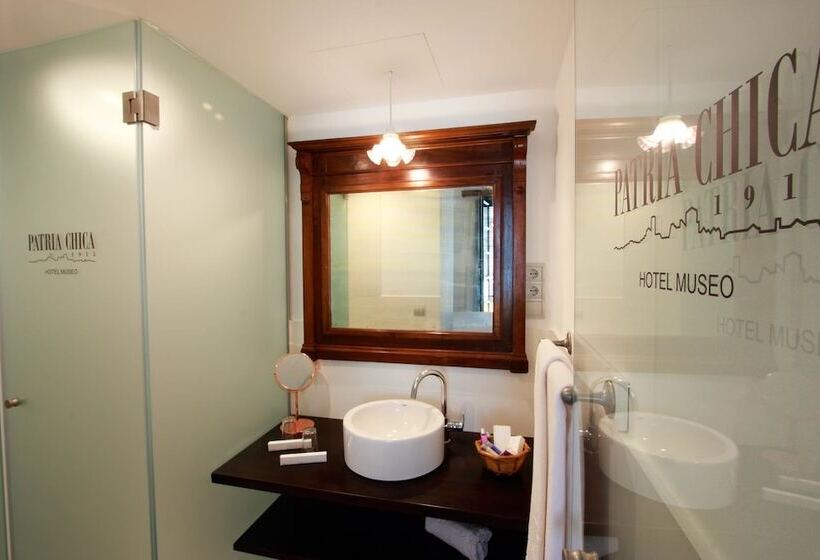 スタンダードルーム, Patria Chica