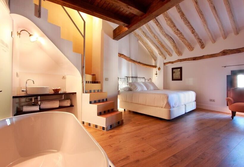 スーペリアールーム, Patria Chica