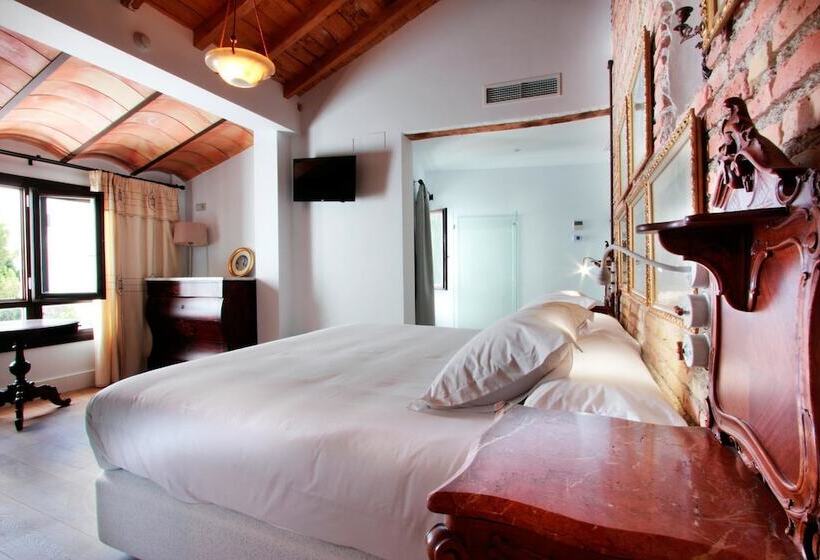 スーペリアールーム, Patria Chica