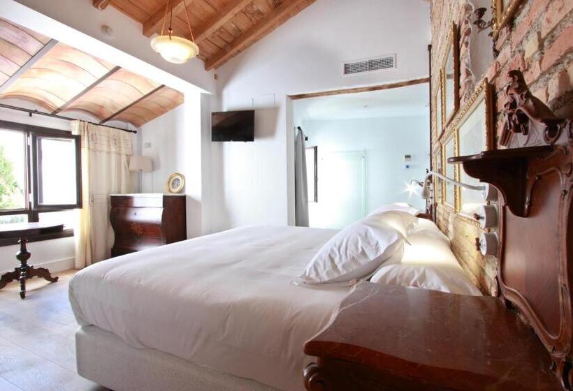 スーペリアールーム, Patria Chica