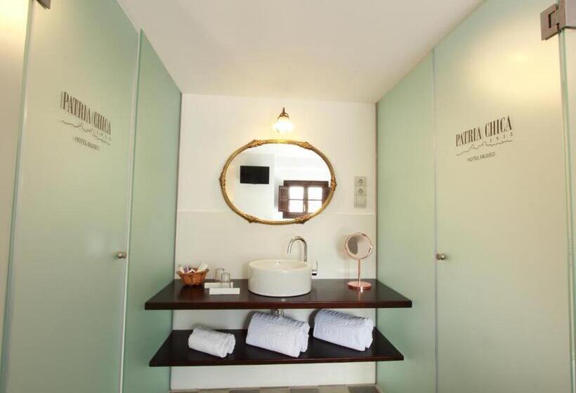 スーペリアールーム, Patria Chica