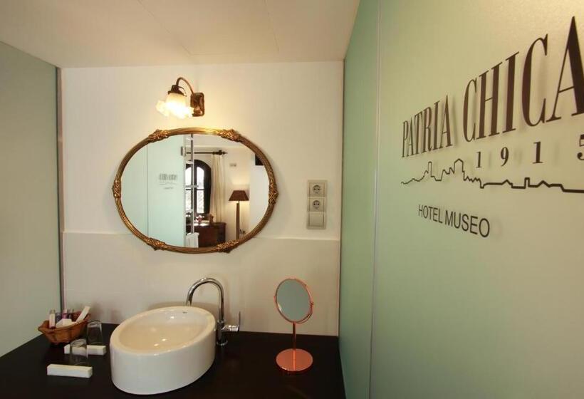 スーペリアールーム, Patria Chica