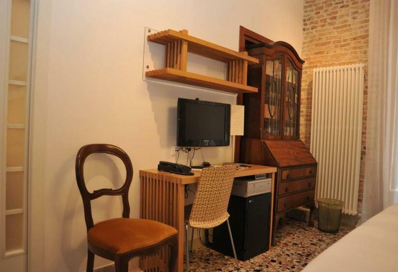 Superior Room, 3c B&b