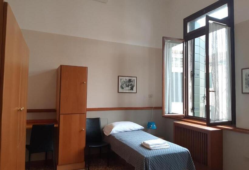 اتاق استاندارد سه نفره, Foresteria Valdese Venezia