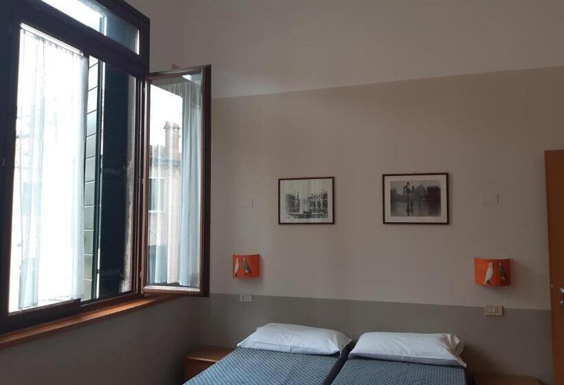 اتاق استاندارد سه نفره, Foresteria Valdese Venezia