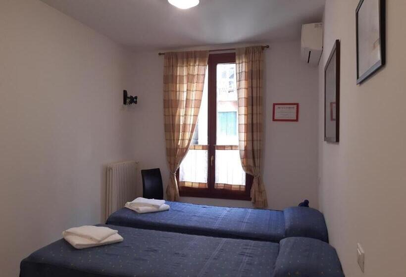 اتاق استاندارد سه نفره, Foresteria Valdese Venezia