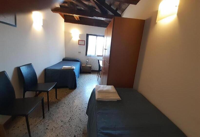 اتاق استاندارد یک تخته با سرویس بهداشتی مشترک, Foresteria Valdese Venezia