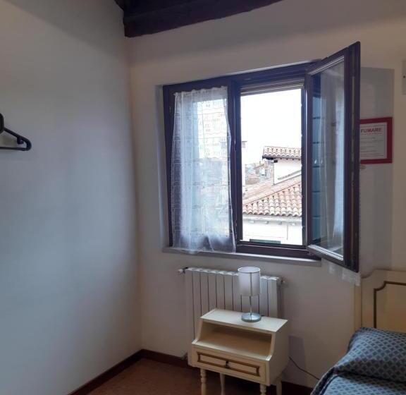 اتاق استاندارد یک تخته با سرویس بهداشتی مشترک, Foresteria Valdese Venezia