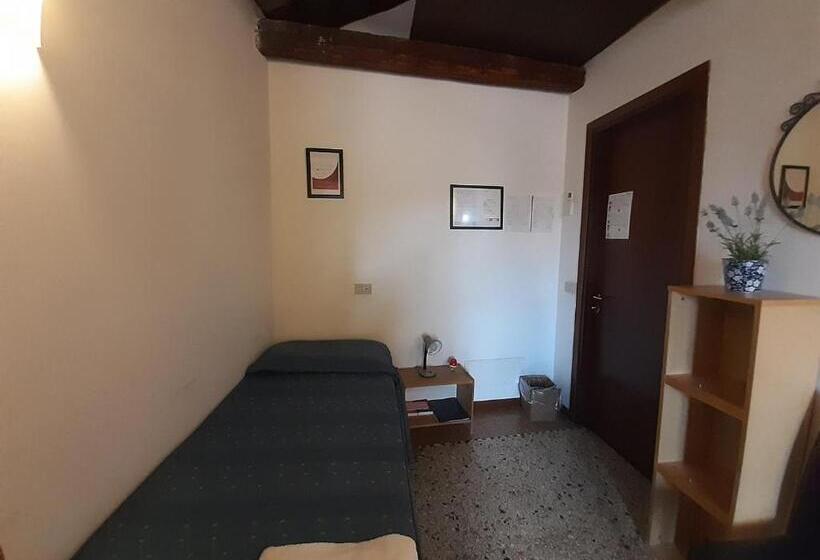 اتاق استاندارد یک تخته با سرویس بهداشتی مشترک, Foresteria Valdese Venezia