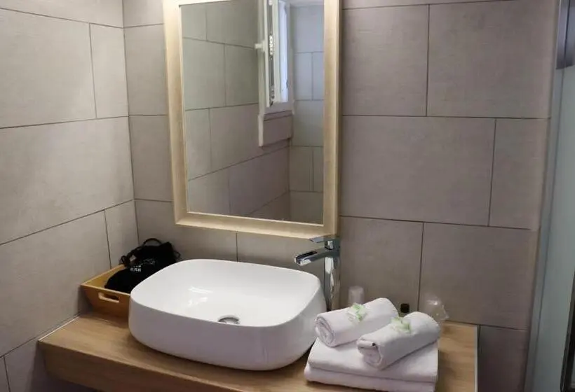 Standard Neljän Hengen Huone, Bellevue