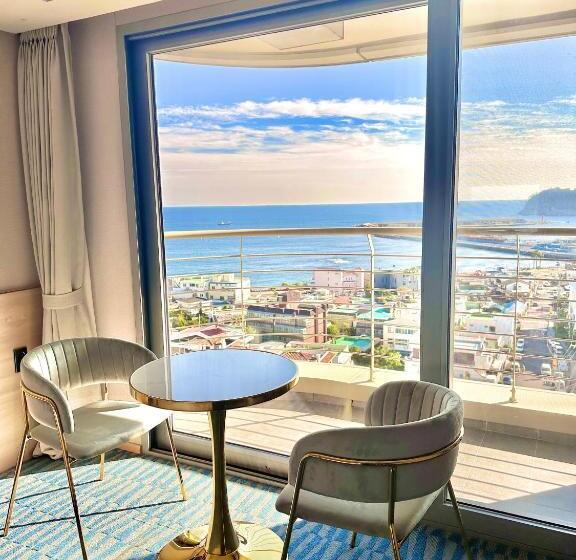 غرفة قياسية مطلّة علي البحر مزوَّدة بشُرفة, Bridge Seogwipo