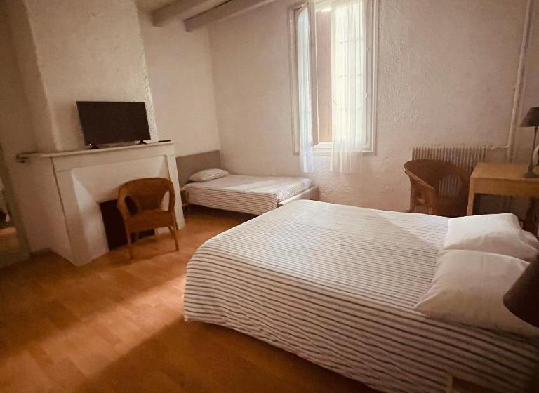 غرفة قياسية ثلاثية, Hôtel Et Restaurant Traditionnel L  Escalandes