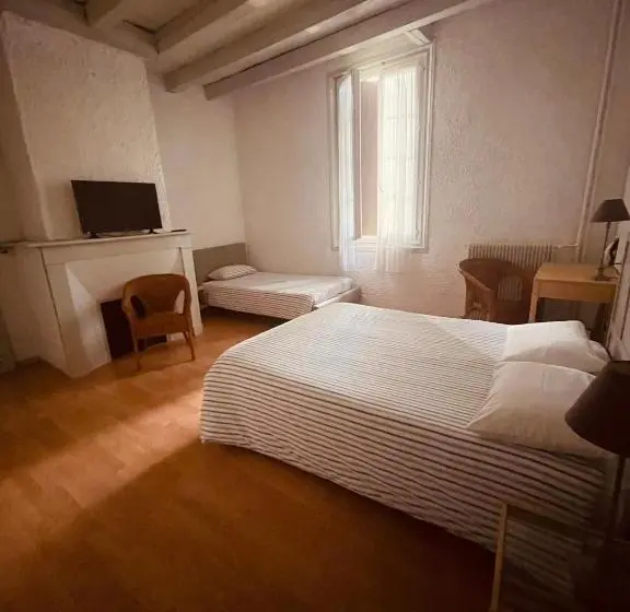 スタンダードトリプルルーム, Hôtel Et Restaurant Traditionnel L Escalandes