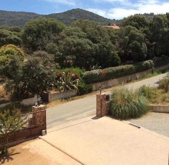 Номер Стандарт Трехместный, Hôtel Les Lentisques