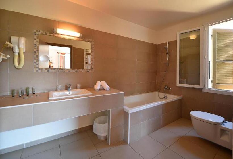 Номер Стандарт Трехместный, Hôtel Les Lentisques