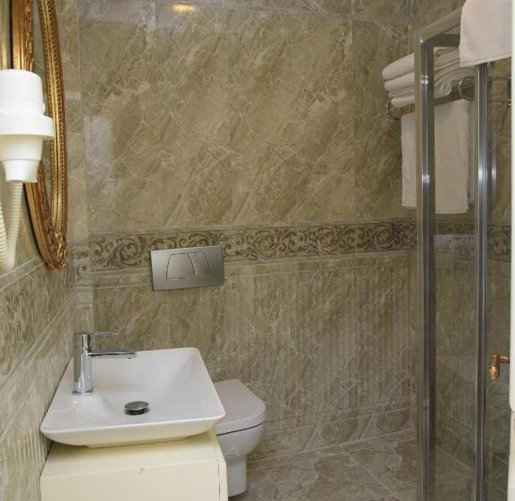 اتاق استاندارد سه نفره, İstasyon