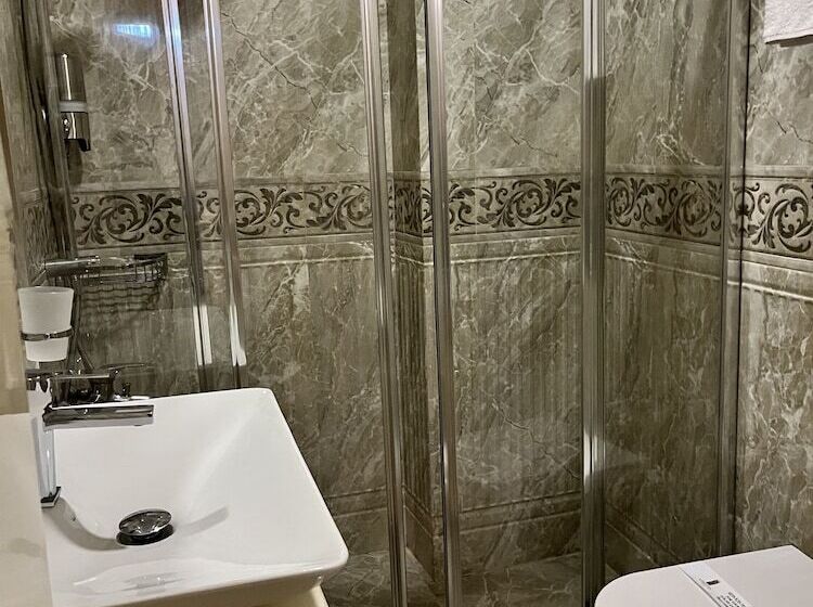 Economy Triple Room, İstasyon