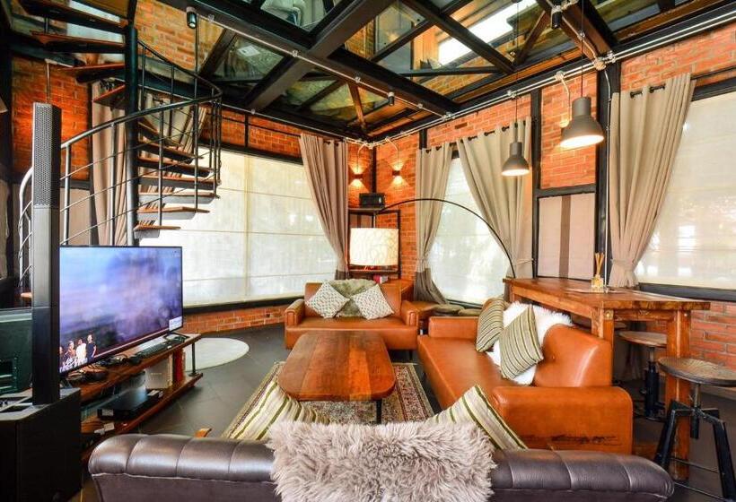 جناح ديلوكس, Letana