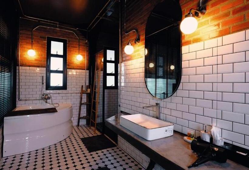 جناح ديلوكس, Letana