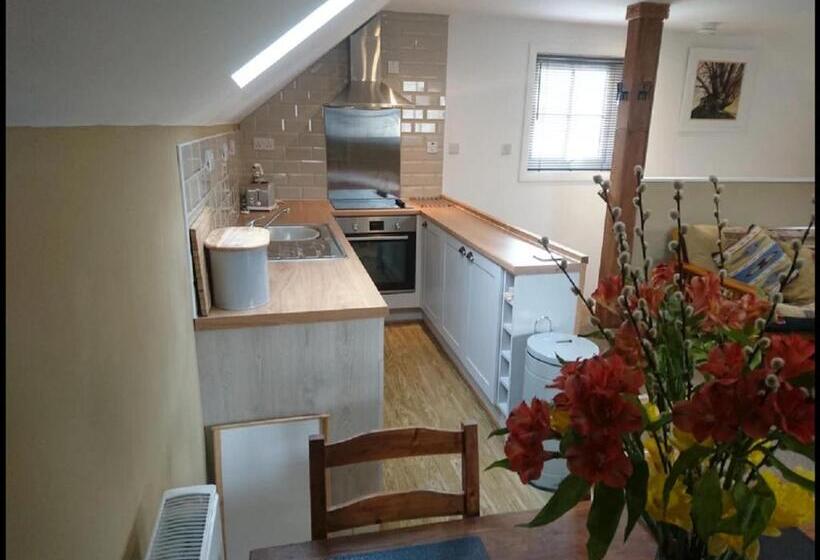 شقة غرفتين, Lime Tree