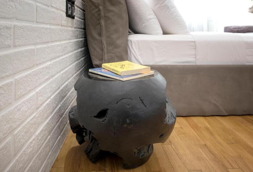 חדר סופריור, The Secret Boutique