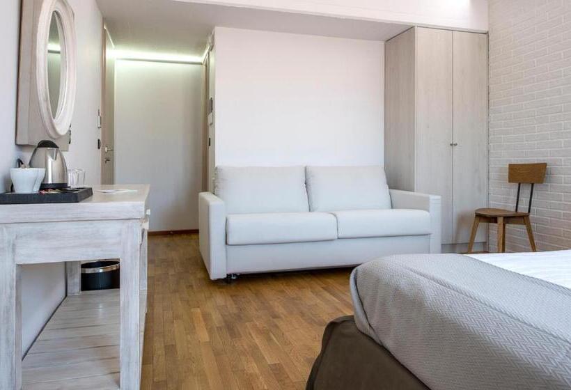 חדר סופריור, The Secret Boutique