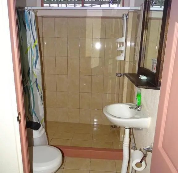 Perhehuone Puutarhanäkymä, Hostel Osa Tucan Drake